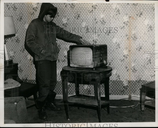 1959 Press Photo Bradley Blair examines his TV after flood receded - nef27145