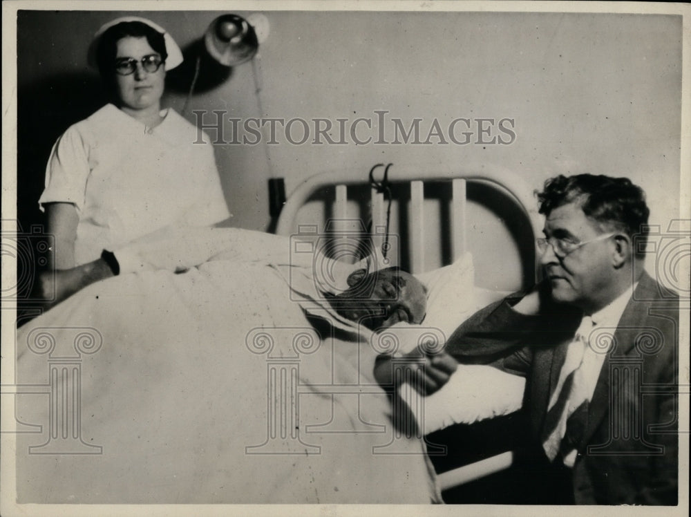 1930 Press Photo Jorgen M. Grove recuperating in hospital after being rescued