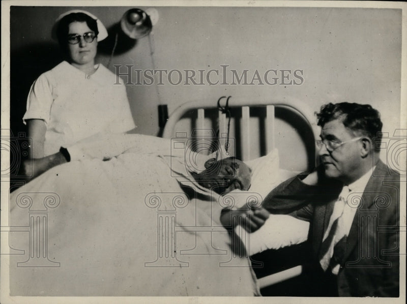 Load image into Gallery viewer, 1930 Press Photo Jorgen M. Grove recuperating in hospital after being rescued
