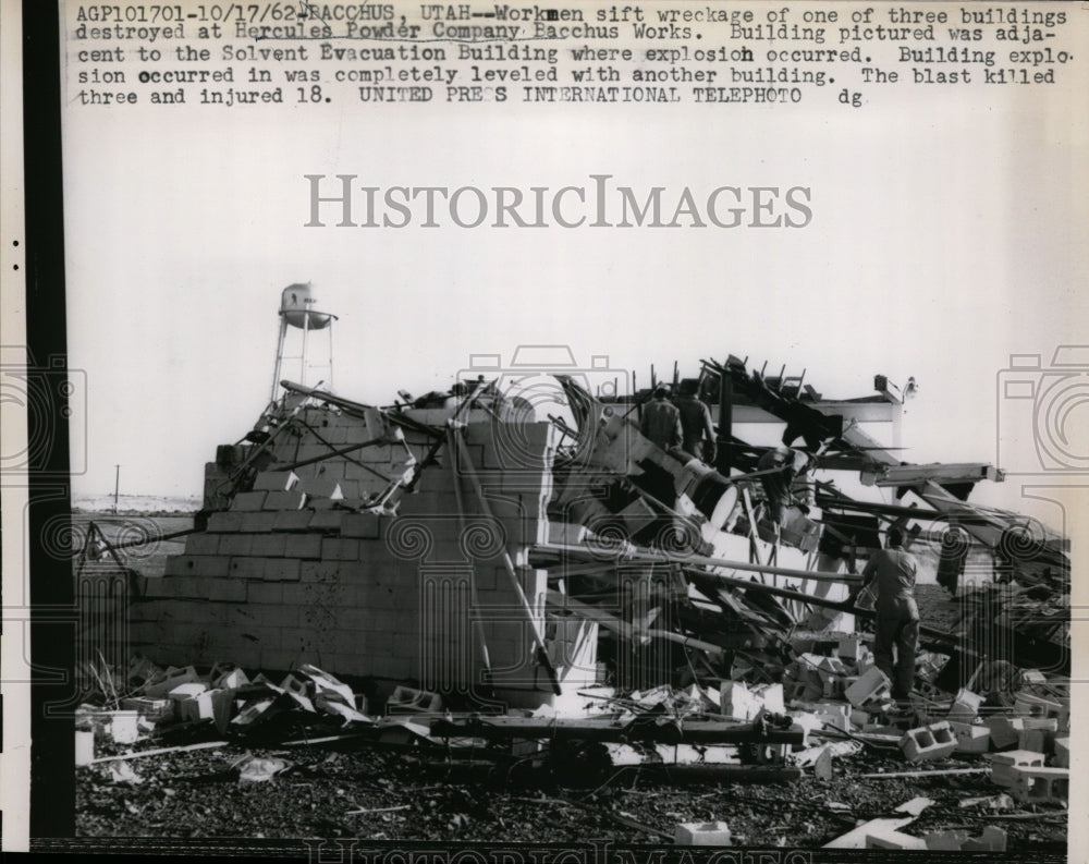 1962 Press Photo Workmen sift wreckage of building destroyed in explosion