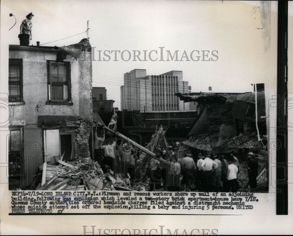 1956 Press Photo Fireman and rescue workers shore up wall of adjoining building