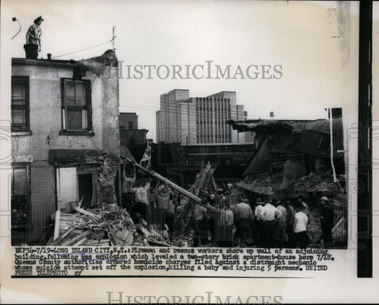 1956 Press Photo Fireman and rescue workers shore up wall of adjoining building