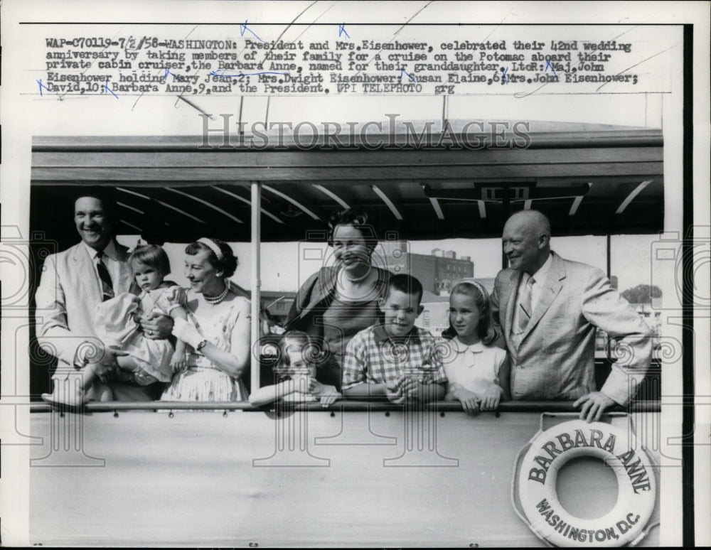 1958 Press Photo Mamie and Dwight Eisenhower on Potomac Anniversary Cruise