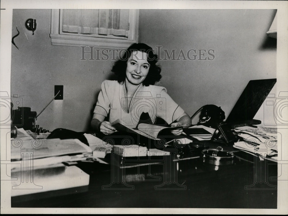 1938 Press Photo Eleanor Harris of Fox Studios Writing for "Kidnapped" Film