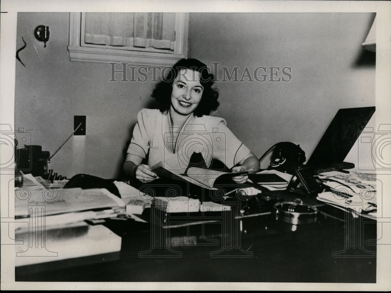 Load image into Gallery viewer, 1938 Press Photo Eleanor Harris of Fox Studios Writing for "Kidnapped" Film
