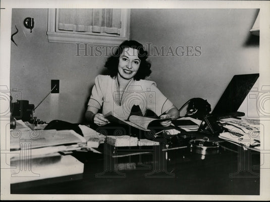 1938 Press Photo Eleanor Harris of Fox Studios Writing for "Kidnapped" Film