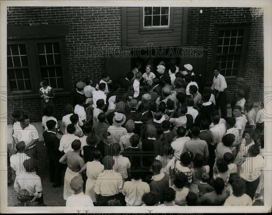 1934 Press Photo Hosey Mills, Brisgeport, Pennsylvania Strike Crowds - nef27256- Historic Images