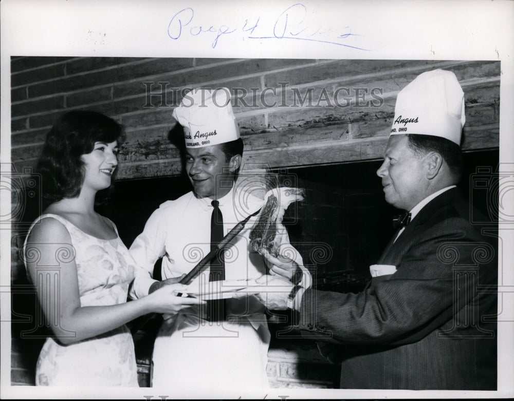 1960 Press Photo Benedict Gamble Perumbeam gets lesson in selecting Steak