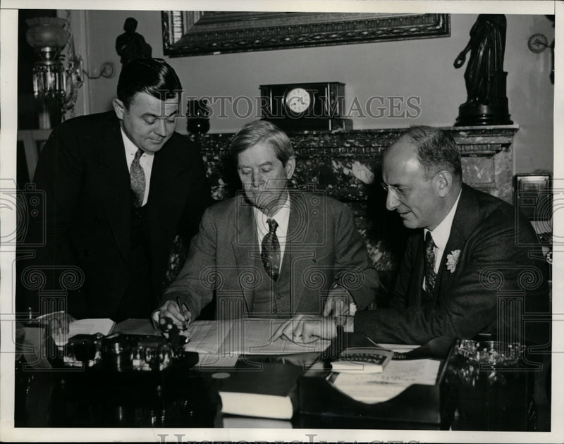 Load image into Gallery viewer, 1935 Press Photo Henry Morgenthau Jr. Treasury Secretary with Daniel Bell
