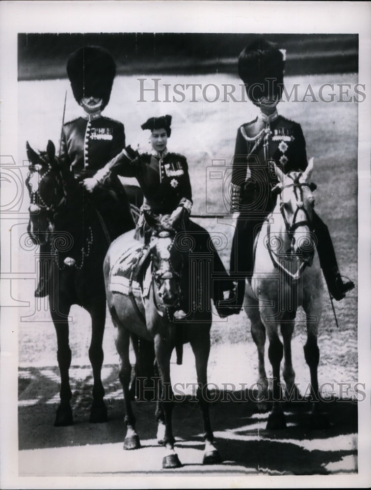 1956 Press Photo Queen Elizabeth Salutes at Palace After Riding Streets - Historic Images