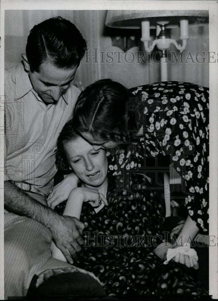 Load image into Gallery viewer, 1937 Press Photo Mrs.Dorothy Lucas comforted after her kidnaped baby was found
