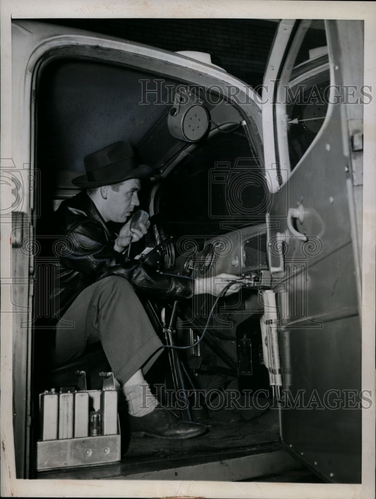 1945 Press Photo Standard Freight Lines Inc with Radio to Combat Hijackers