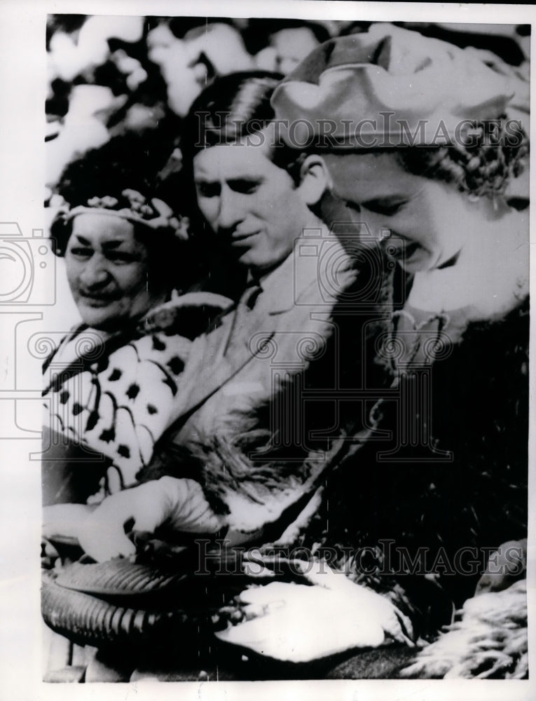 1970 Press Photo Queen Elizabeth II &amp; Prince Charles Admire Carved Wooden Bowl- Historic Images