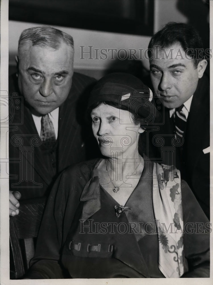 1933 Press Photo Mrs.Ella Hopkins with her Attorneys in Ghost Trial of Husband