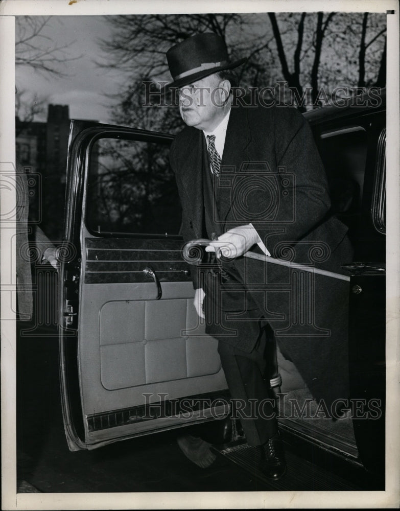 1946 Press Photo John Lewis, UMW pres., arriving at work for busy day