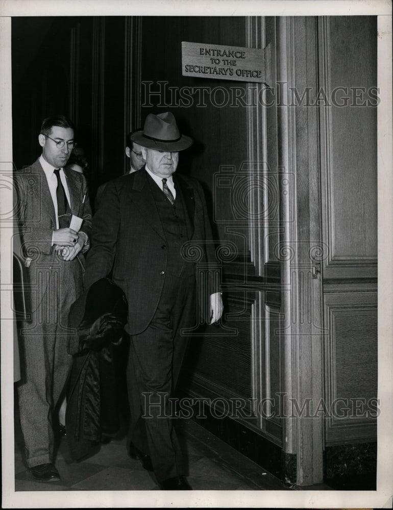 1946 Press Photo UMW head John Lewis going to Secy of Labor Schwellenbach's ofc.