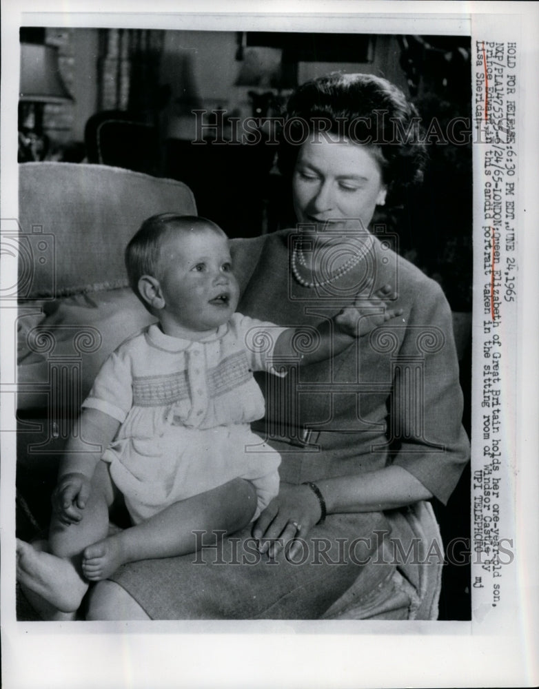1965 Press Photo British Queen Elizabeth &amp; One Year Old Prince Edward - Historic Images