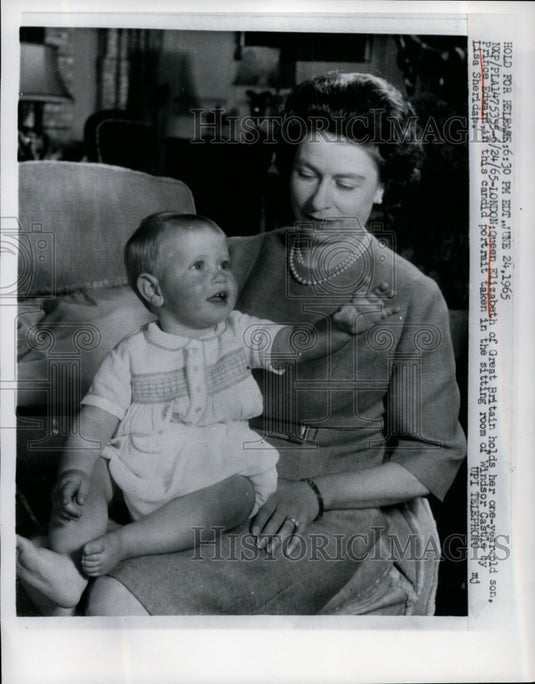 1965 Press Photo British Queen Elizabeth & One Year Old Prince Edward - Historic Images