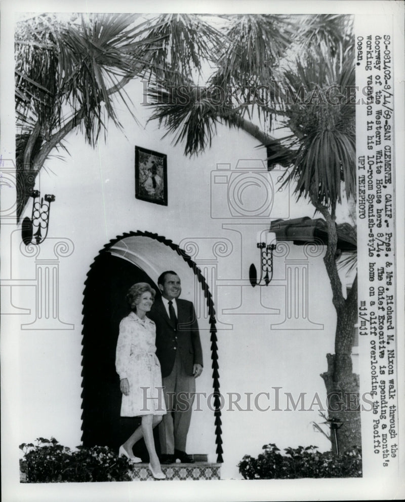 Load image into Gallery viewer, 1969 Press Photo Pres. and Mrs. Richard M,Nixon at the Western White House
