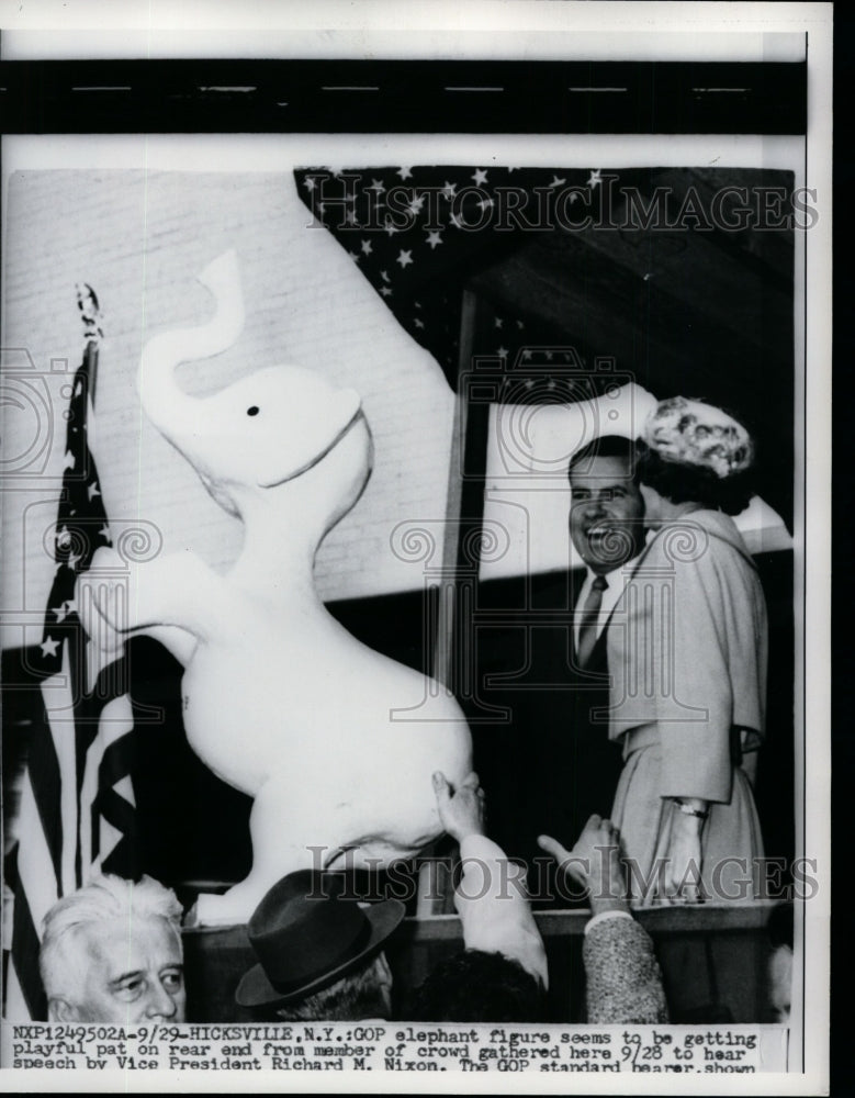 Load image into Gallery viewer, 1960 Press Photo Vice Pres and Mrs.Richard Nixon speech at Hicksville N.Y.
