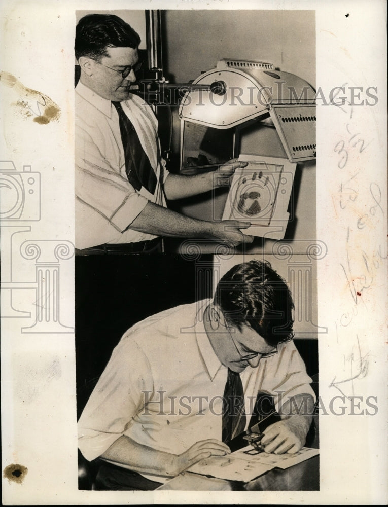 1935 Press Photo Dr E M Hudson&#39;s New Finger-Print Detecting Method Approved- Historic Images