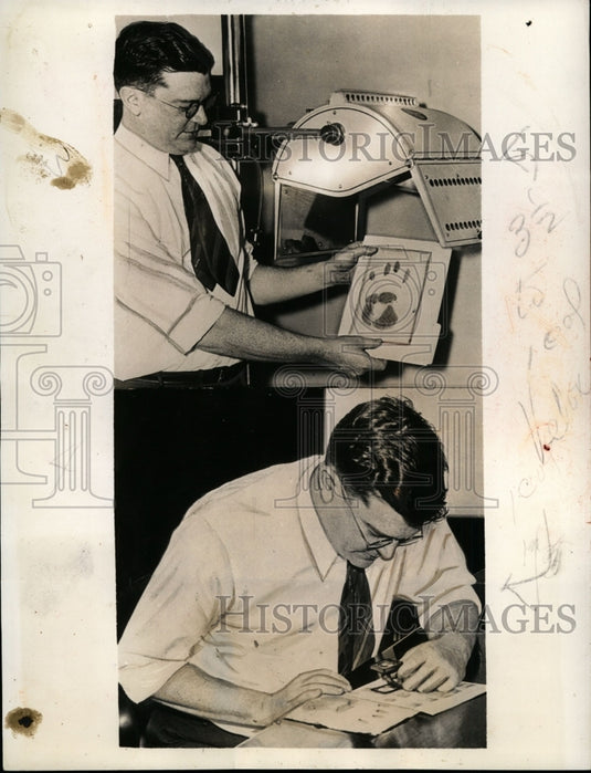 1935 Press Photo Dr E M Hudson's New Finger-Print Detecting Method Approved- Historic Images