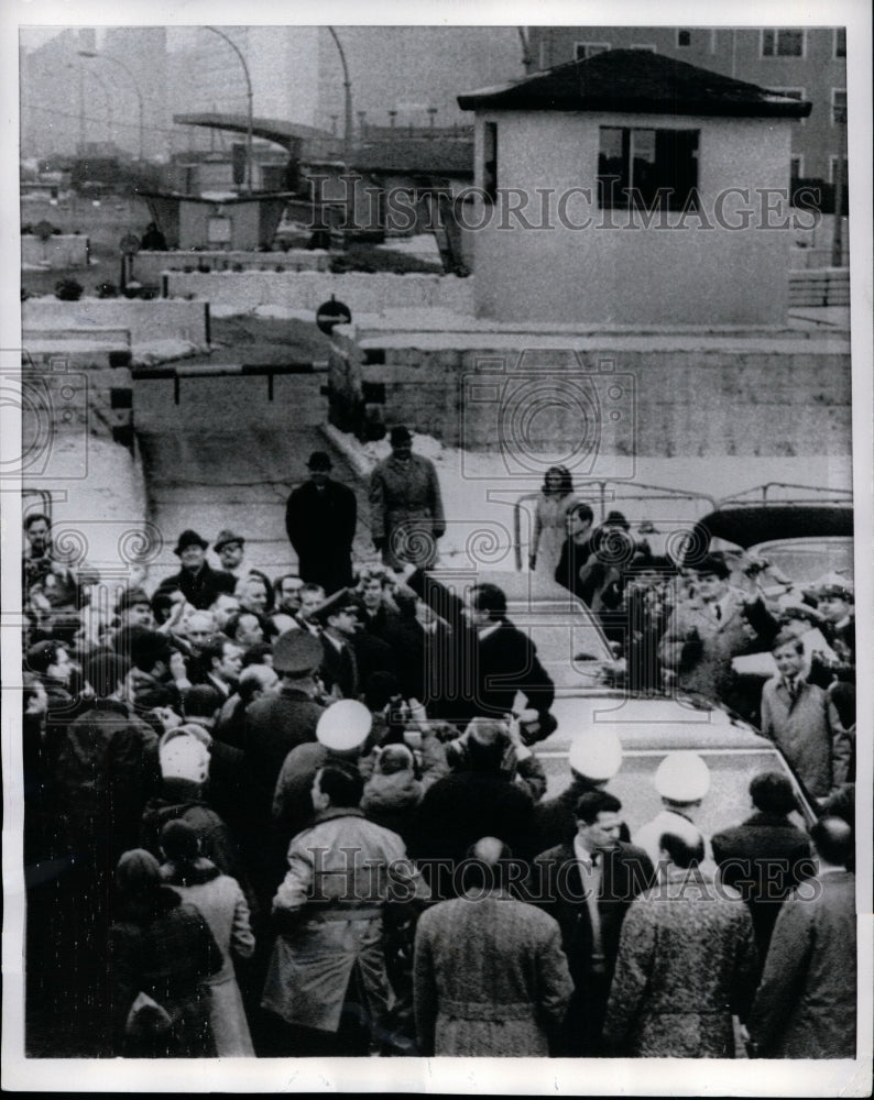 1969 Press Photo Pres Nixon Waves to Crowd After Looking Over the Communist Wall