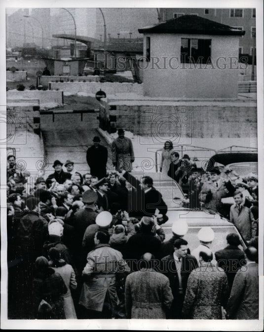 1969 Press Photo Pres Nixon Waves to Crowd After Looking Over the Communist Wall