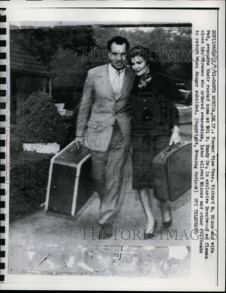 1961 Press Photo Richard Nixon, Wife at Home, Santa Monica, California