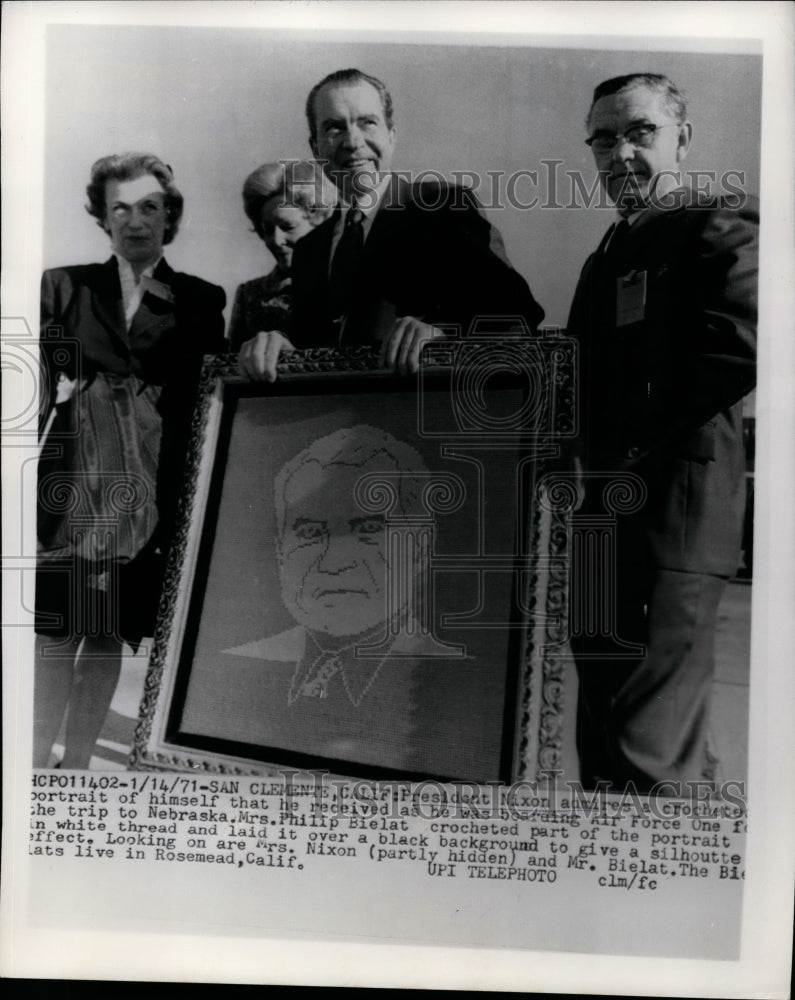 Load image into Gallery viewer, 1971 Press Nixon Admires Portrait of Himself He Received Boarding Air Force One
