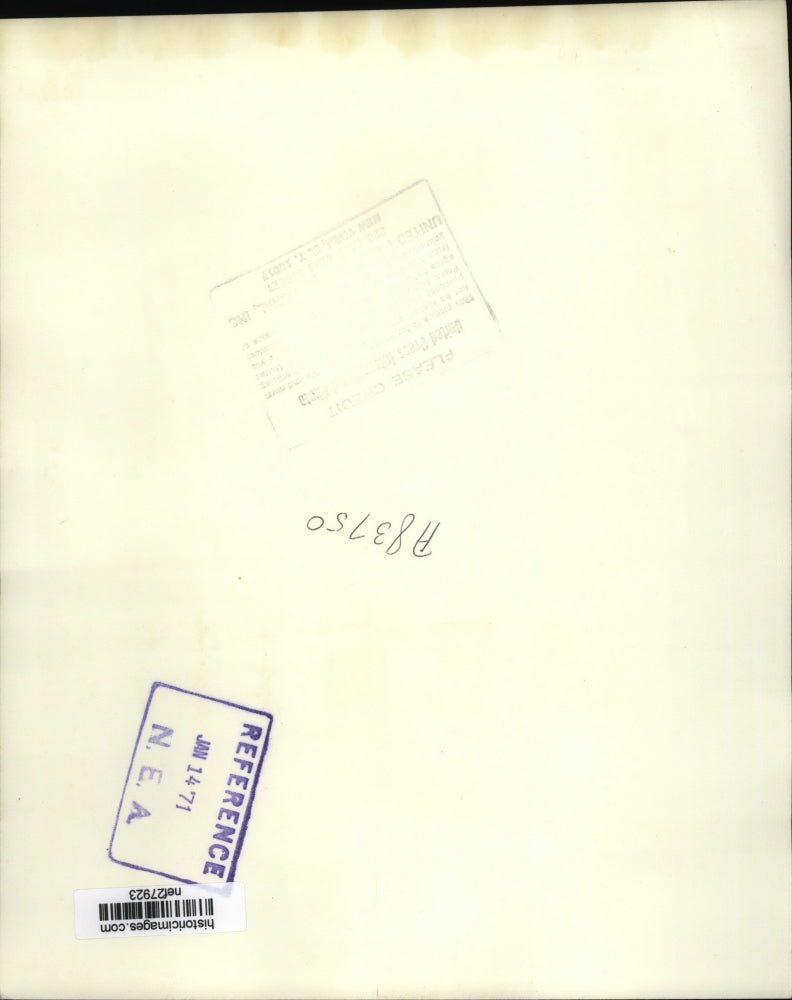 1971 Press Nixon Admires Portrait of Himself He Received Boarding Air Force One