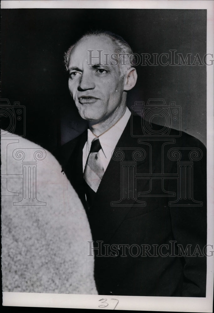 Load image into Gallery viewer, 1951 Press Photo Charles oliphant - nef27945

