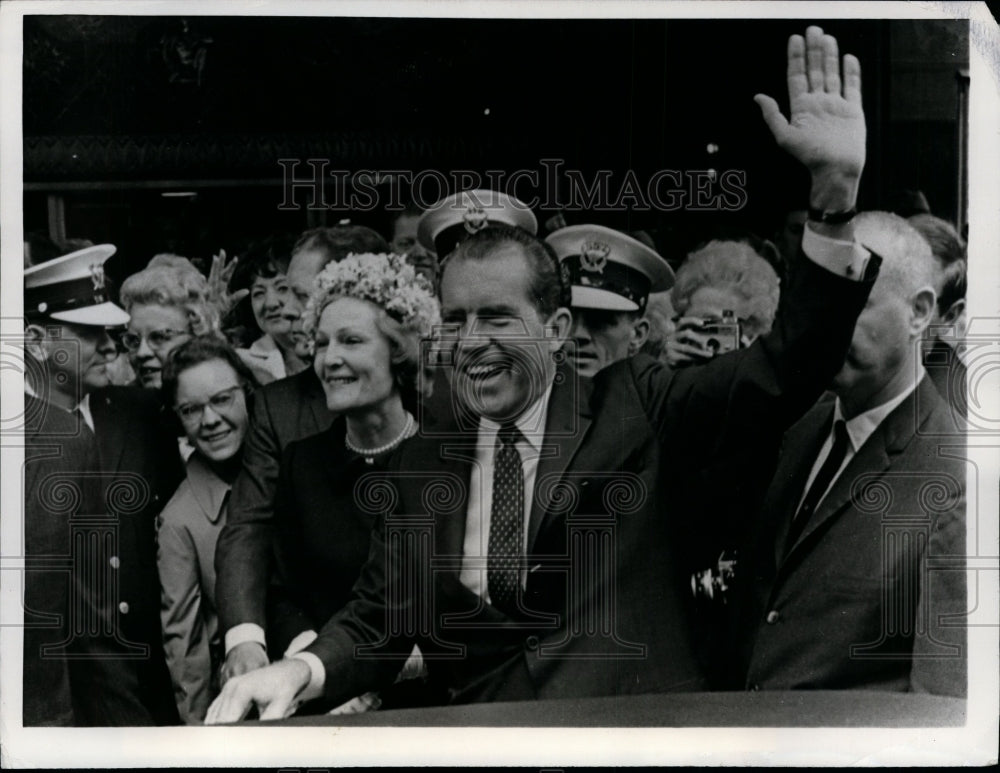 1968 Press Photo Pat & Richard Nixon Wave to Crowds, Cincinnati Convention Hall
