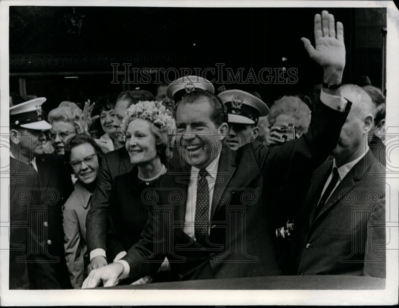 Load image into Gallery viewer, 1968 Press Photo Pat &amp; Richard Nixon Wave to Crowds, Cincinnati Convention Hall
