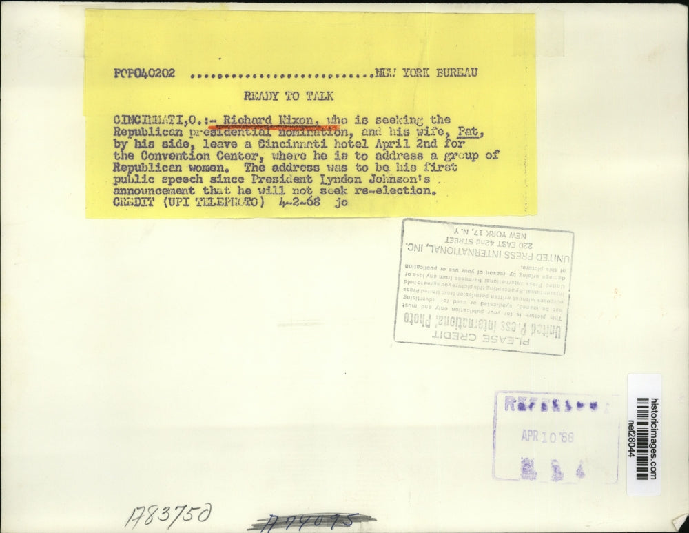 1968 Press Photo Pat & Richard Nixon Wave to Crowds, Cincinnati Convention Hall