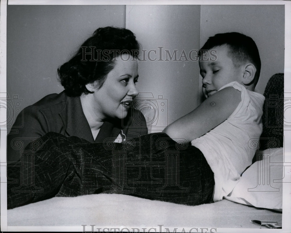 1956 Press Photo Randy Eckman, Mother Helen in Hotel Room, Chicago - nef28061