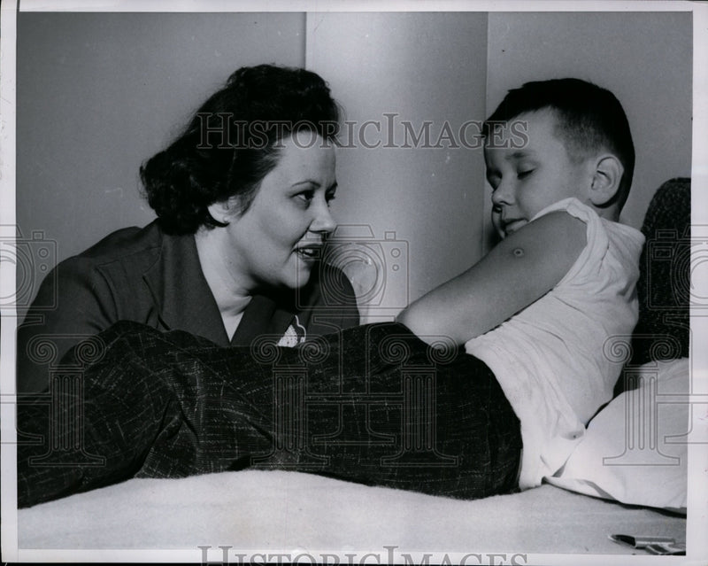 Load image into Gallery viewer, 1956 Press Photo Randy Eckman, Mother Helen in Hotel Room, Chicago - nef28061
