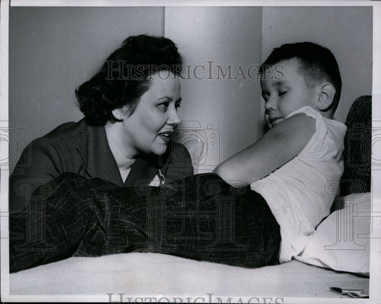 1956 Press Photo Randy Eckman, Mother Helen in Hotel Room, Chicago - nef28061