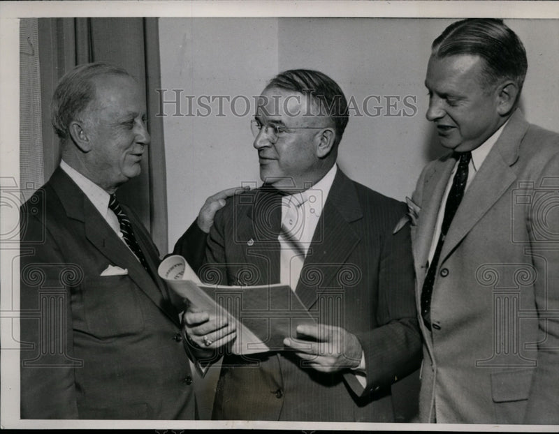 Load image into Gallery viewer, 1939 Press Photo Fraternal Order of Eagles at Grane Aerie Convention, Chicago
