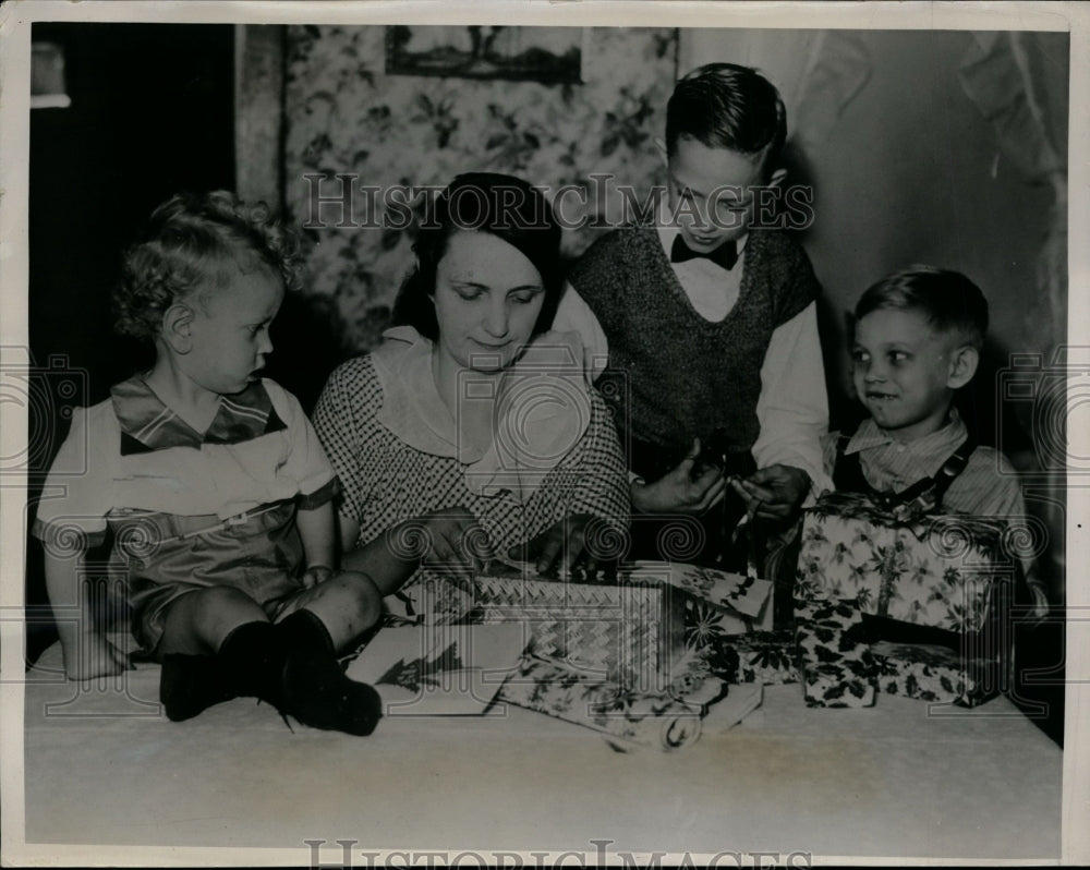 1938 Press Photo The Howard Borden family wrapping Christmas presents
