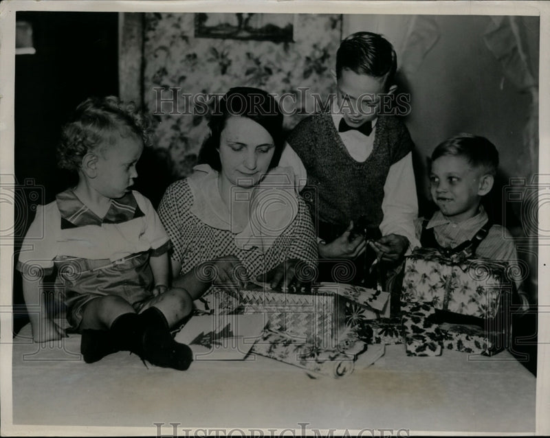 Load image into Gallery viewer, 1938 Press Photo The Howard Borden family wrapping Christmas presents
