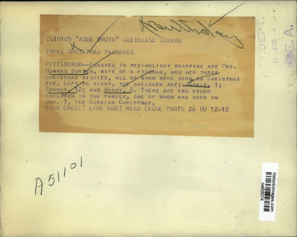 1938 Press Photo The Howard Borden family wrapping Christmas presents