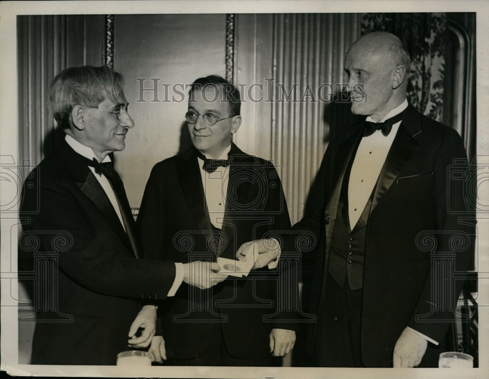 1931 Press Photo Phoebus A. Levene Given Willard Gibbs Medal at ACS Dinner