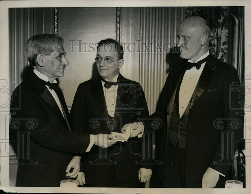 Load image into Gallery viewer, 1931 Press Photo Phoebus A. Levene Given Willard Gibbs Medal at ACS Dinner
