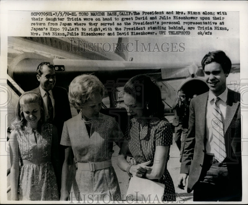 Load image into Gallery viewer, 1970 Press Photo Richard Nixon and Family Greet Eisenhowers, El Toro Marine Base
