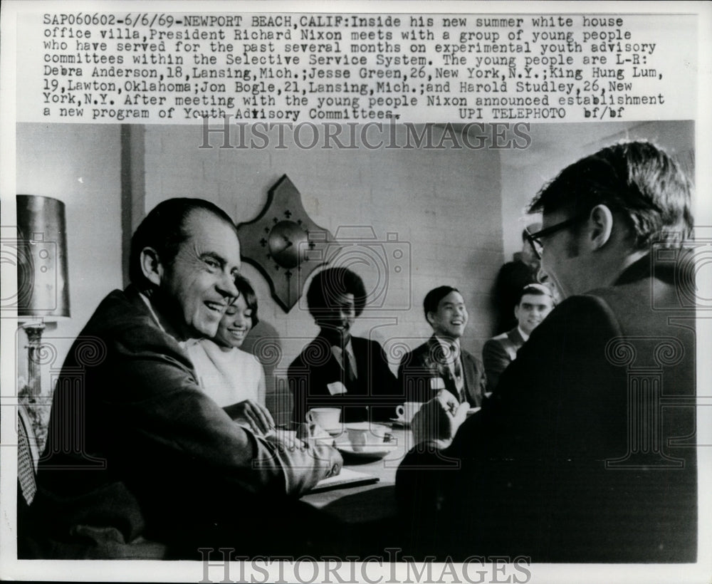 1969 Press Photo Richard Nixon Meets with Selective Service System Youths