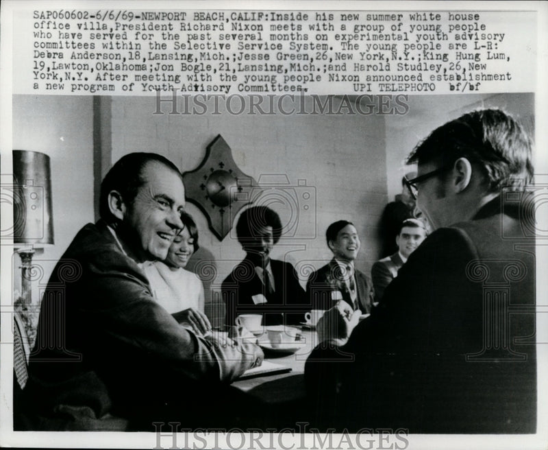 Load image into Gallery viewer, 1969 Press Photo Richard Nixon Meets with Selective Service System Youths
