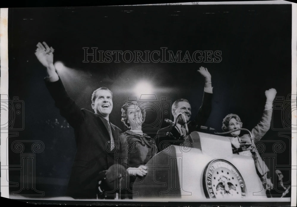 1960 Press Photo Vice President and Mrs. Nixon greeting a crowd of 18.000