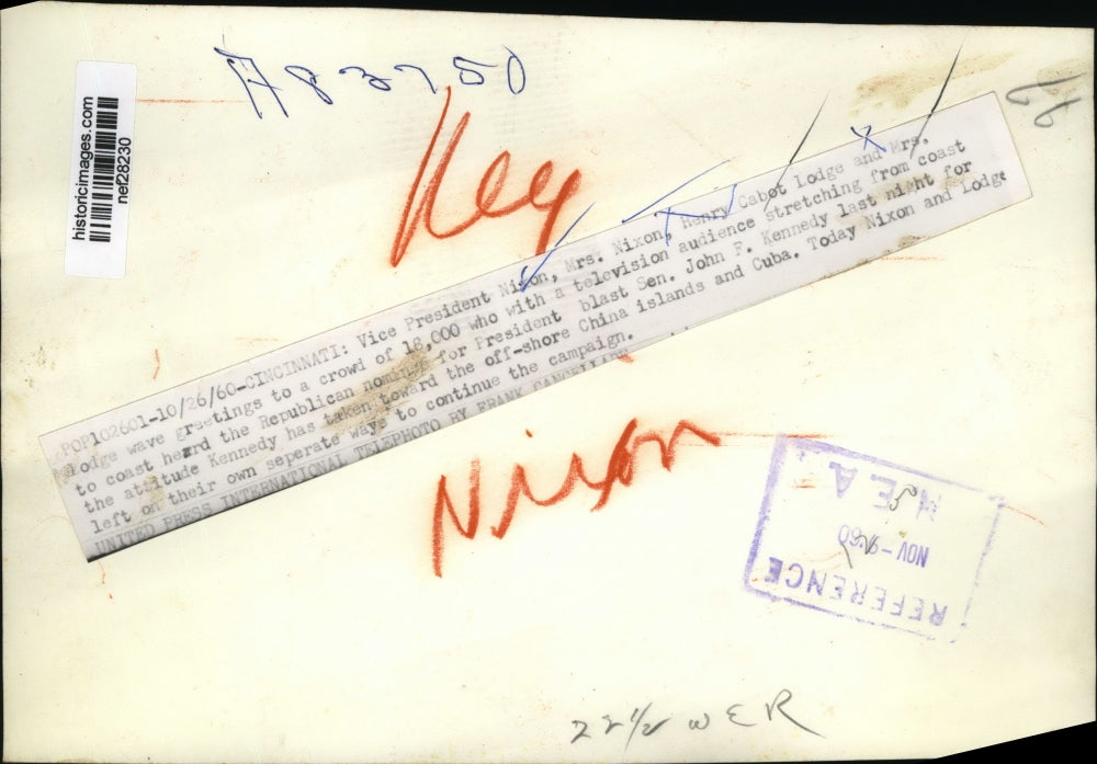 1960 Press Photo Vice President and Mrs. Nixon greeting a crowd of 18.000