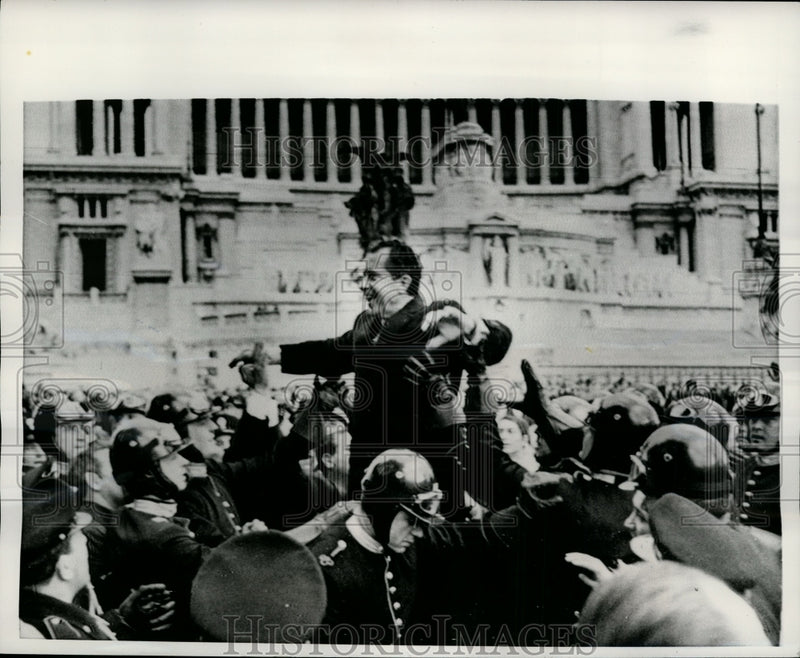 Load image into Gallery viewer, 1969 Press Photo President Richard Nixon at Victor Emanuel Monument in Rome
